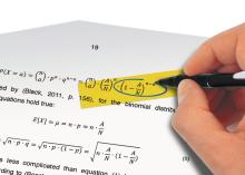 Hand markiert mathematische Formel in gelb