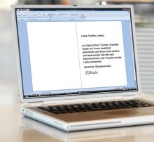 Laptop zeigt Glückwunschkarte Text gratuliert Familie Lorenz zur Geburt ihrer Tochter