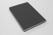 Schwarzes Notizbuch, geschlossen, auf weißer Fläche