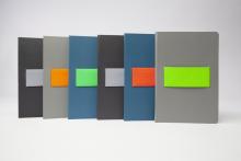 Sechs bunte Bücher nebeneinander