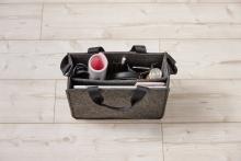 Tasche mit Büroartikeln auf Holzboden