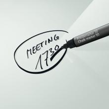 Text und Kreidemarker auf Glas: Meeting 17:30