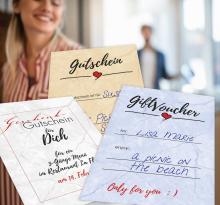 Drei Geschenkgutscheine vor unscharfem Hintergrund; eine Person lächelt