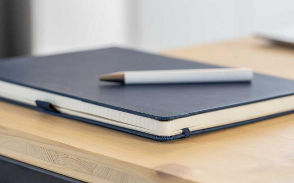 SIGEL Conceptum Notizbuch in blau liegt auf Tisch