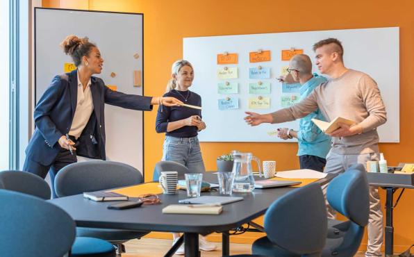 Team arbeitet agil mit Whiteboards