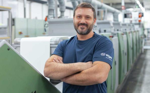 Drucker bei SIGEL Printworks vor Druckmaschine