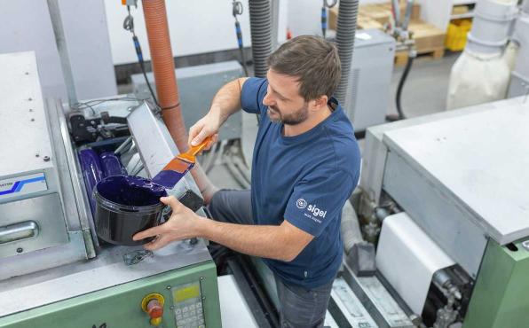 Drucker bei SIGEL Printworks bringt Farbe auf