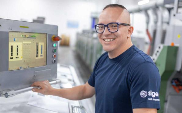 Drucker bei SIGEL Printworks nimmt Einstellungen an Terminal vor