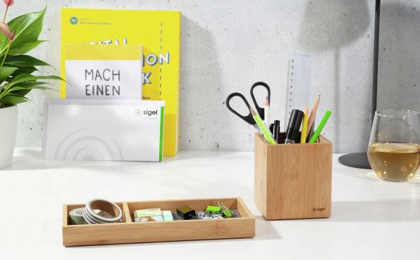 Eyestyle Zubehörablage und Stifteköcher mit Schreibutensillien steht auf Schreibtisch