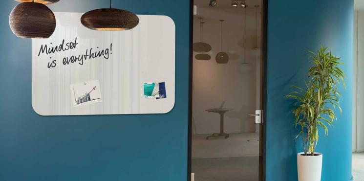 Artverum Glas-Whiteboard in weiß im Büro