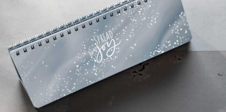 Farbenfroher Aufstell-Kalender in blau aus der Jolie Familie