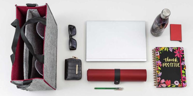 Desk Sharing Bag Bicolor mit Laptop, Notizbuch, Trinkflasche und Schreibunterlage
