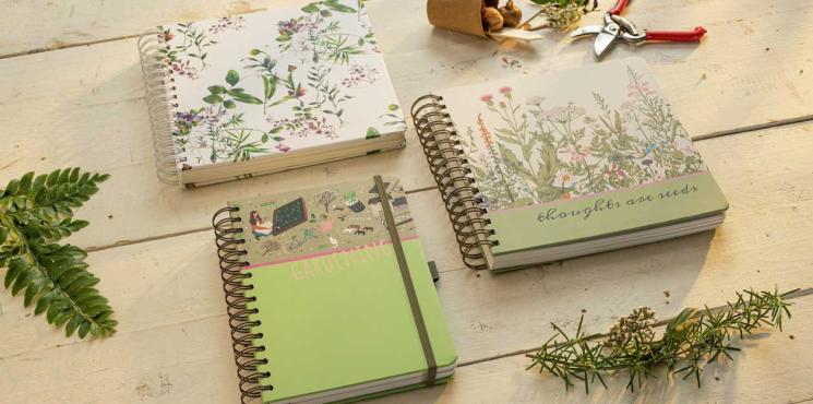 Das Sortiment der SIGEL Jolie Spiral-Notizbücher mit floralem Muster für die Gartenplanung und Nature Journaling