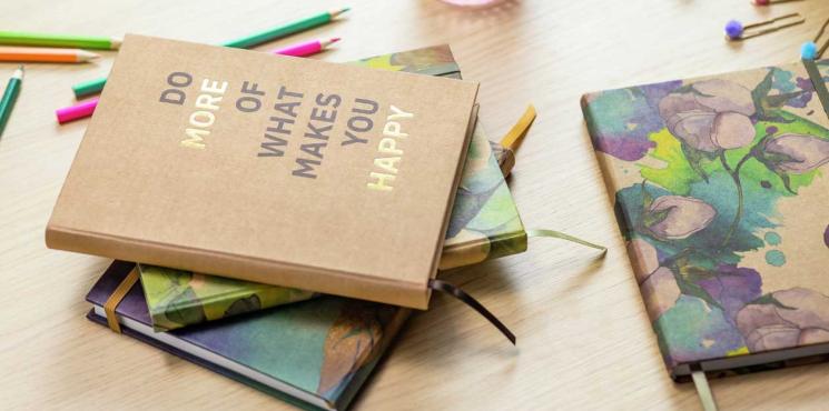 Sortiment der Jolie Pure Notizbücher auf Schreibtisch