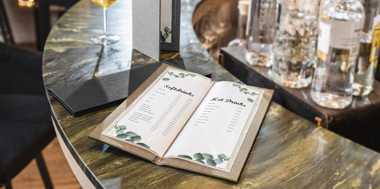 Getränkekarten liegen auf Theke in Bar
