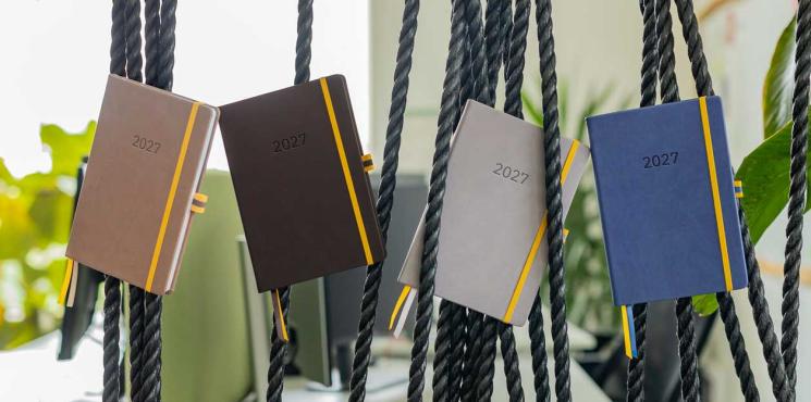 Linescape Kalender von SIGEL in vier dezenten Farben mit senfgelben Akzenten