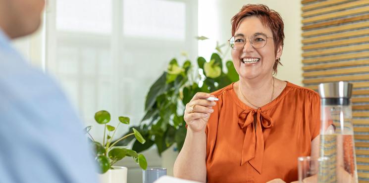 Eine SIGEL Mitarbeiterin aus dem Kundenservice berät einen Kunden