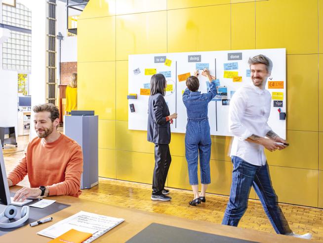 Noch 'ne Person am Schreibtisch