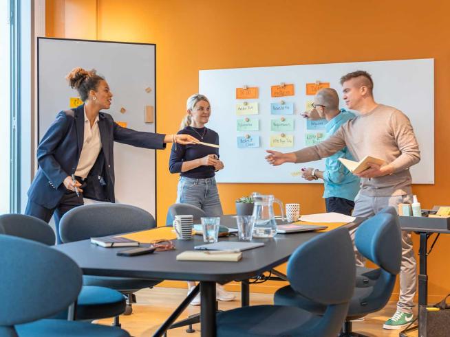 Team arbeitet agil mit Whiteboards