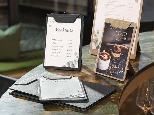 Auf einem Tisch an einer Bar liegen die SIGEL Klemmbretter Speisekarten in unterschiedlichen Größen