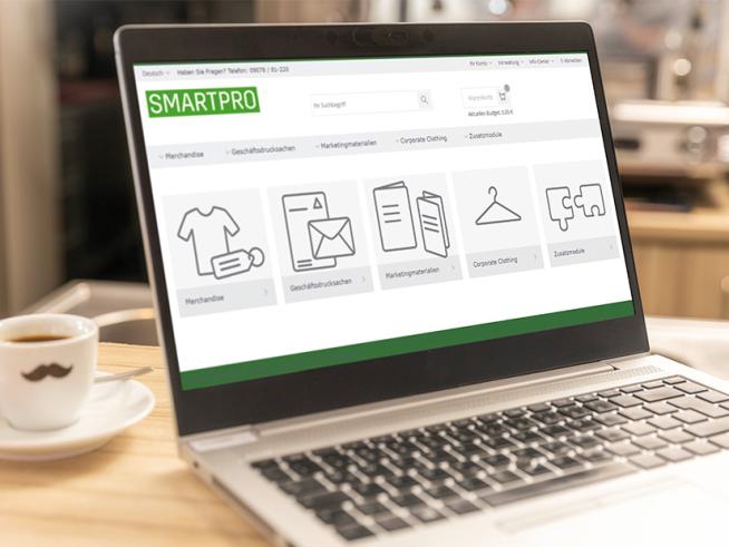 Der Bildschirm des Laptops zeigt die Oberfläche der Smartpro Bestellsoftware