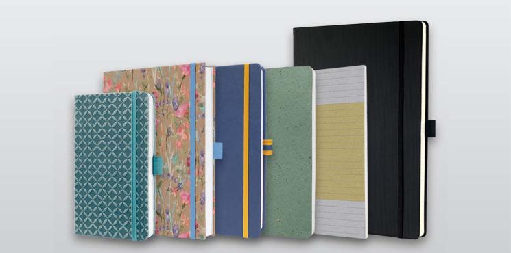 Unterschiedliche SIGEL Notizbücher und Kalender nebeneinander aufgereiht