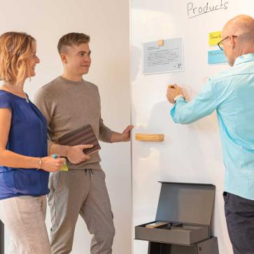 Menschen in Meeting sprechen und arbeiten mtiteinander