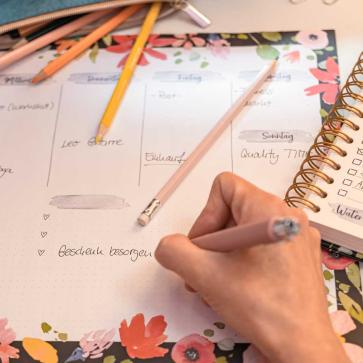 Schreibunterlage wird von Hand beschrieben