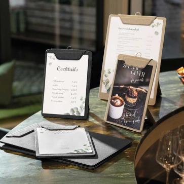 Menükarten und Getränkekarten auf Tresen