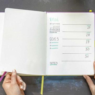Jolie Notizbuch aufgeschlagen mit Monatsübersicht von Mai
