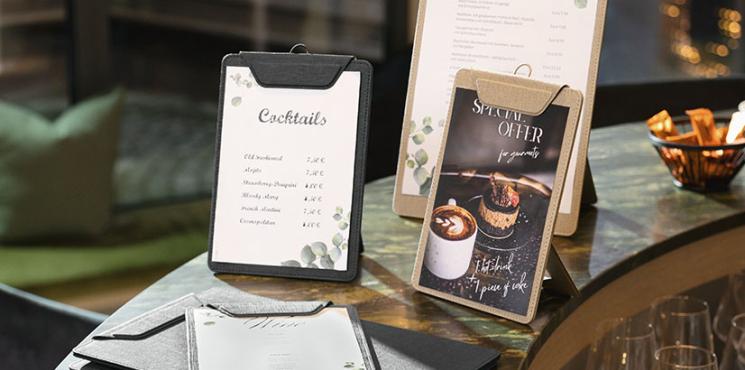 Speisekarten-Klemmbretter stehend und liegend auf Bartheke