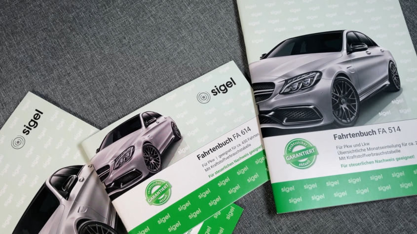 Drei Fahrtenbücher von SIGEL in unterschiedlichen Formate liegen auf grauem Hintergrund